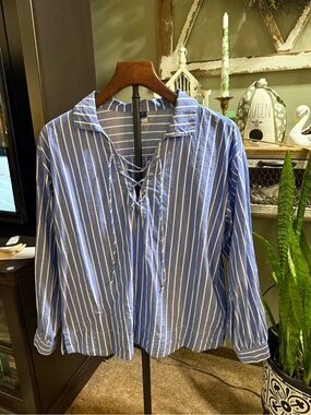 Long sleeve shirt with laces